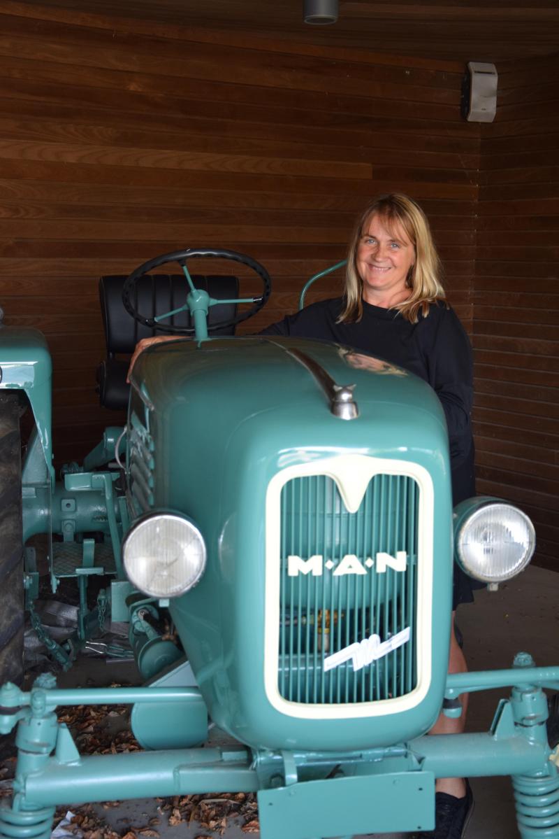 Linda bij de geliefde tractor van haar overleden vader. Deze oldtimer liet ze recent  opknappen en krijgt nog een plaatsje om te schitteren op het erf.