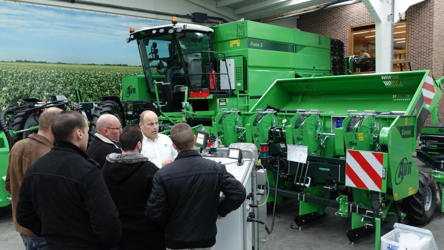 De toonzaal van AVR is niet ver van het leslokaal, zodat theorie vlot aan praktijk getoetst kan worden.