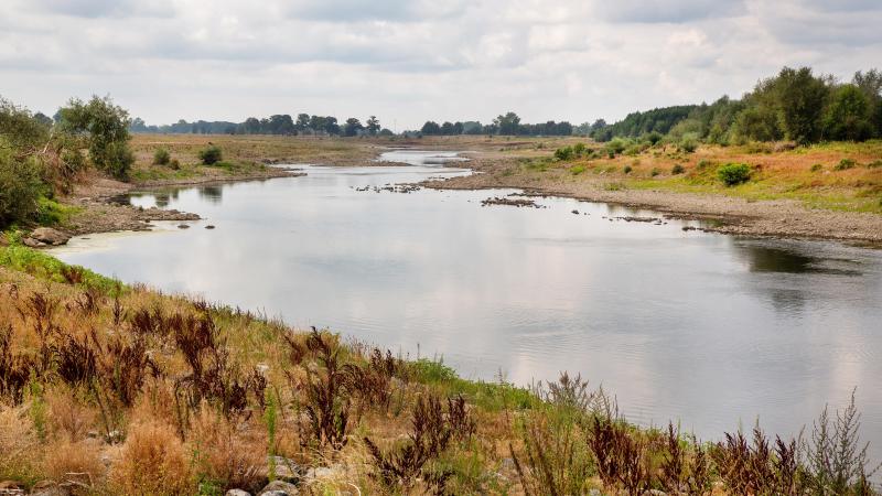 De waterkwaliteit van de Maas moet beter bewaakt worden, wil drinkwaterproductie nog mogelijk zijn.