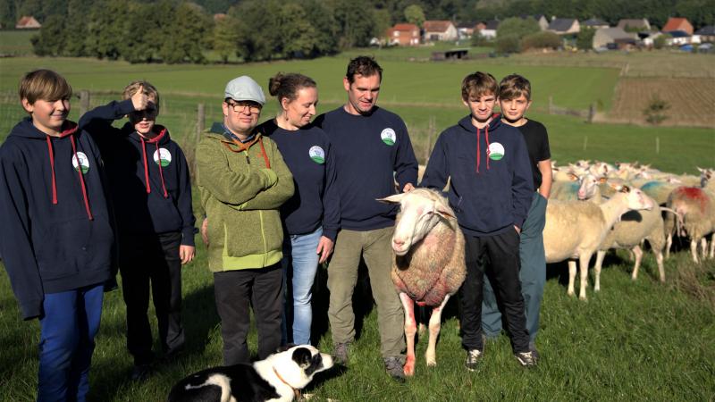 De klusjes die de zorggasten doen zijn zeer uitgebreid en hangen af van hun interesse. De ene staat liever in de verwerking, de andere tussen de dieren. Hier zie je Ann, Tom en hun kinderen en 2 zorggasten.