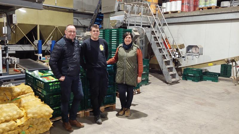 Stefaan Van Elven en Nele Devoghel met hun oudste zoon Fons.