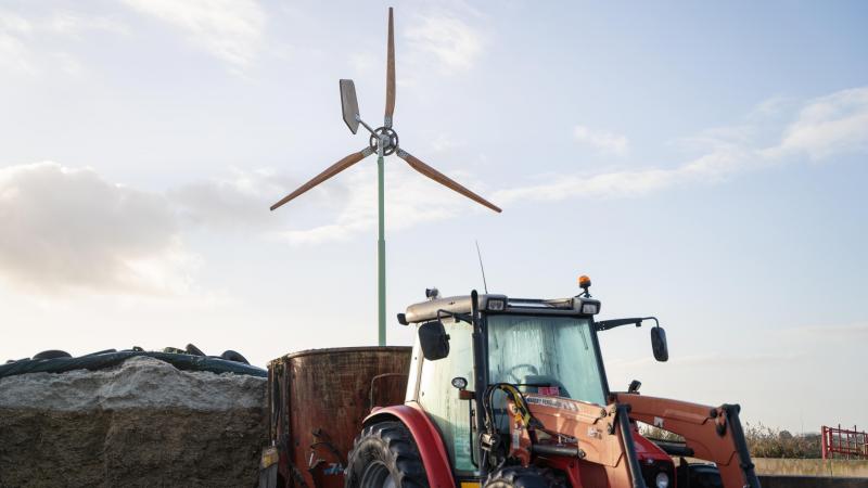 De windmolen van 15 kW en met een diameter van 12 m werd in 2019 geplaatst als aanvulling op de zonnepanelen.