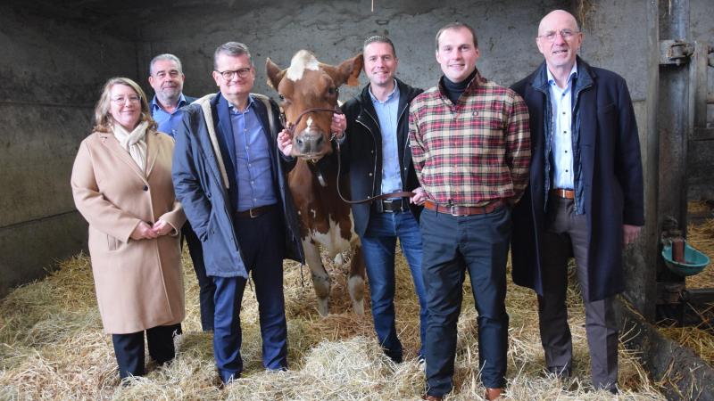 Het Agriflanders-team samen met Annelies, de koe van het campagnebeeld.