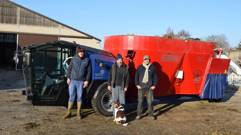 Jonas Wilczek gebruikt samen met zijn nonkels Rudy en Johan Ooms sinds april van dit jaar een volledig elektrisch aangedreven voermengwagen.