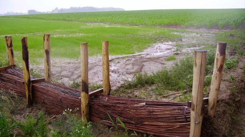 Met de installatie van grasgangen, houtkanten, erosiepoelen of plantaardige dammen blijven lagergelegen waterlopen, natuurgebieden, straten en rioleringen zoveel mogelijk gespaard van modderoverlast. Hier ziet u een wilgendam.