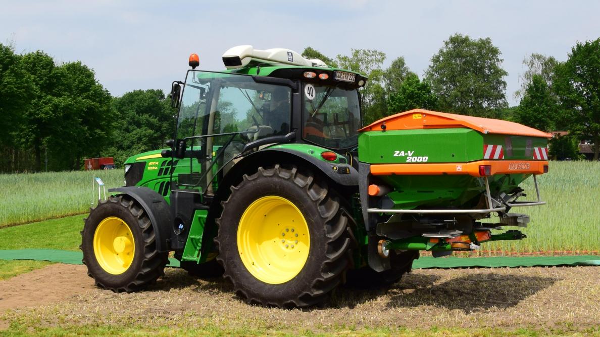 De N-Sensor wordt boven op de tractor gemonteerd.