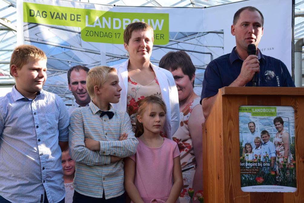 “Toen we in 2003 op jonge leeftijd trouwden wilden we maar één ding: zo snel mogelijk een serre zetten en anjers kweken”, lacht bedrijfsleider Koen De Nijs.