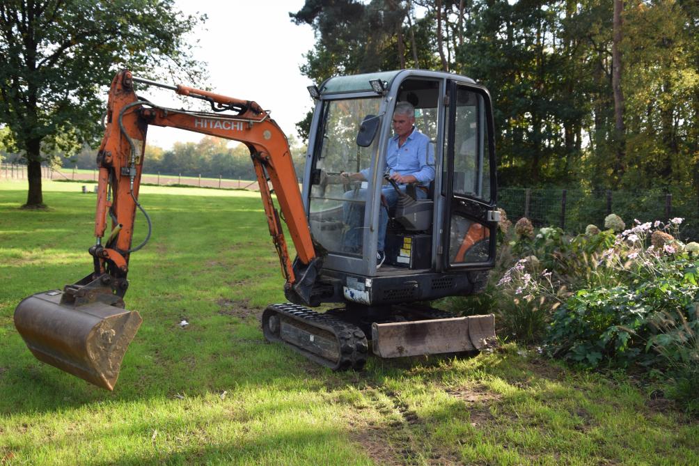 Koen Vanhoutte kocht zelf een minigraver aan.