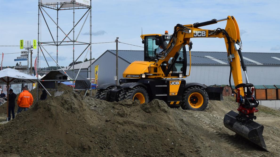 JCB Hydradig 110W mobiele bandengraafmachine.