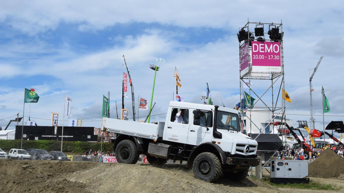 Mercedes-Benz Unimog, alle-terrein-voertuig met dubbele cabine.