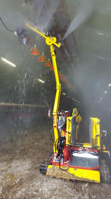 Lavicol,  de wasrobot voor pluimveestallen van Rabaud, werkt met hoge druk en opereert volledig radiogestuurd.