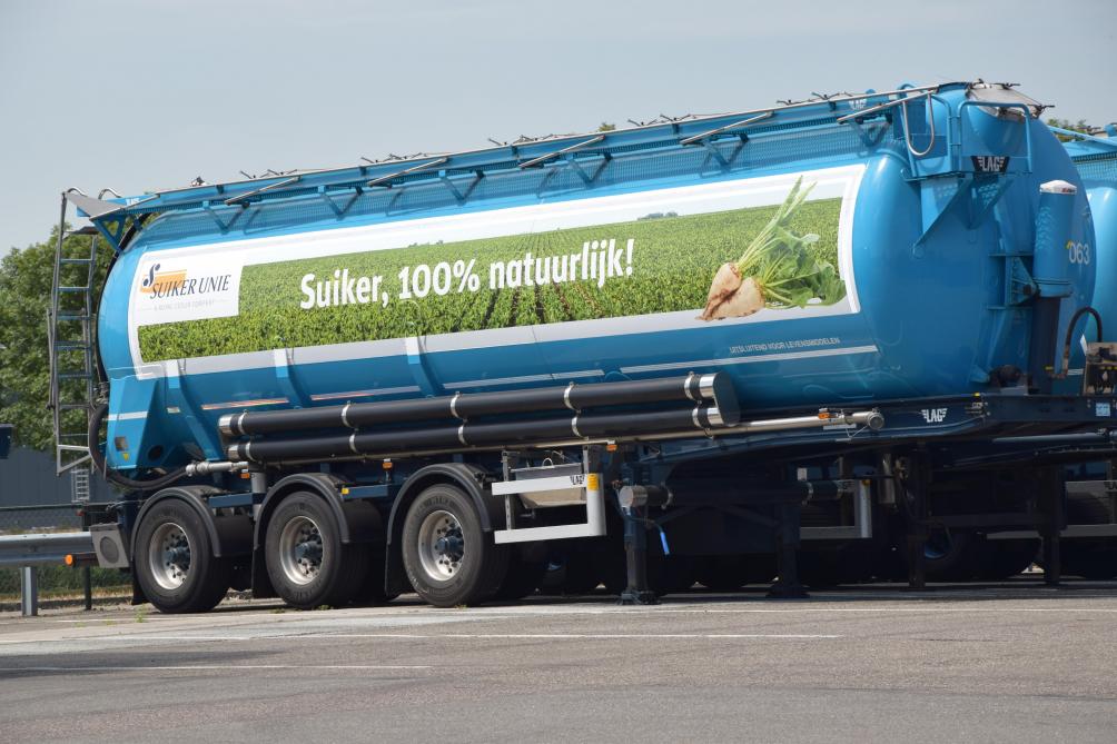 De vrachtwagens van Suiker Unie, onderdeel van Cosun, rijden op biogas, geproduceerd met reststromen van de suikerbietverwerking.