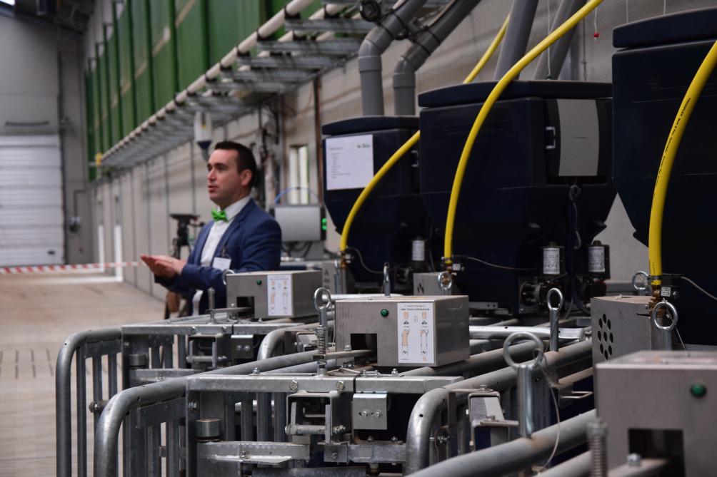 Een automatisch voederstation zorgt ervoor dat elke zeug in de groep een aangepaste  hoeveelheid voeder krijgt.