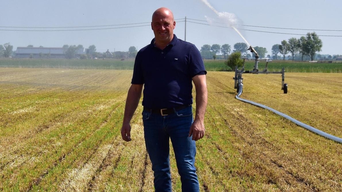 Landbouwer Joost Dewicke beregent al weken in Nieuwpoort.
