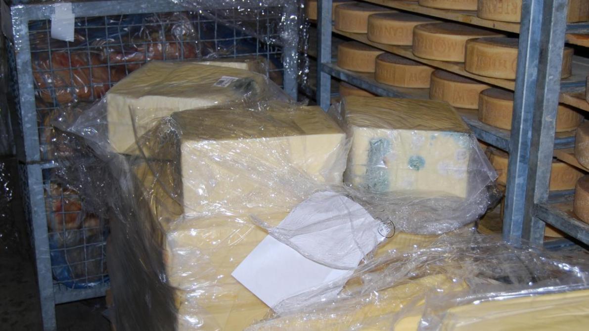 De in beslag genomen producten zijn onder meer besmette zuivelproducten, waaronder kaas, vlees van illegaal geslachte dieren en nagemaakte medische producten.