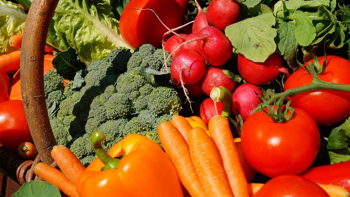 1 van de 7 tips is om meer groenten en fruit te eten.
