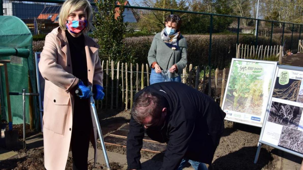 Vlaams landbouwminister Hilde Crevits is een van de deelnemers aan het burgerwetenschapsproject ‘Soja in 1.000 tuinen’.