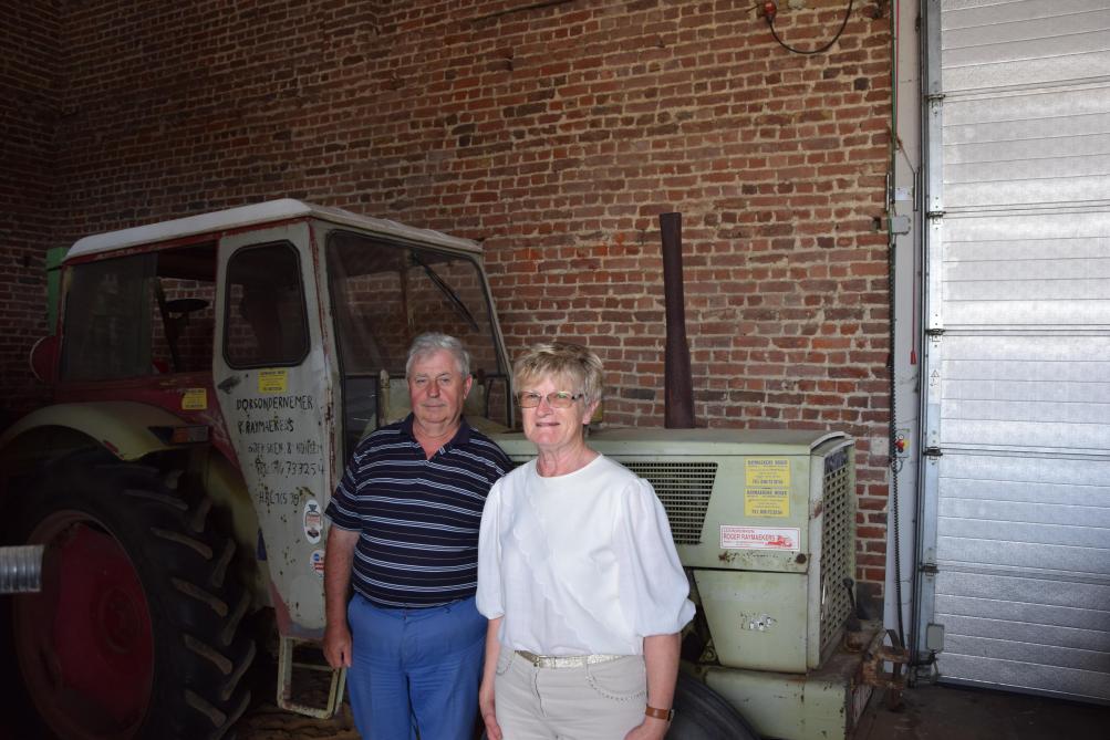 Roger en Liliane Raymaekers voor een oude Hanomag tractor die nog van Roger zijn vader is geweest.