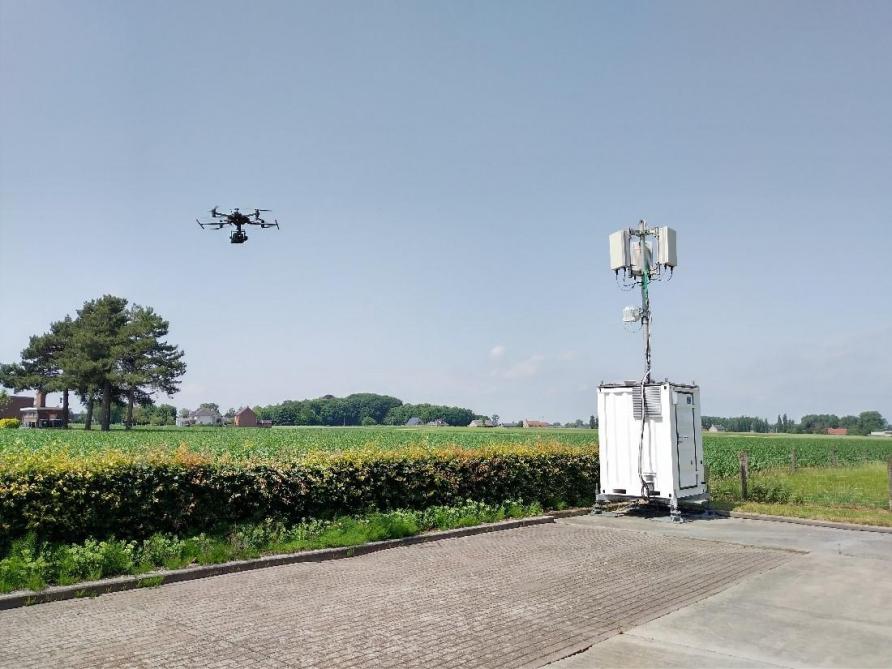 Drone met hogeresolutiecamera boven maïsperceel met 5G-antenne om de beelden door te sturen.