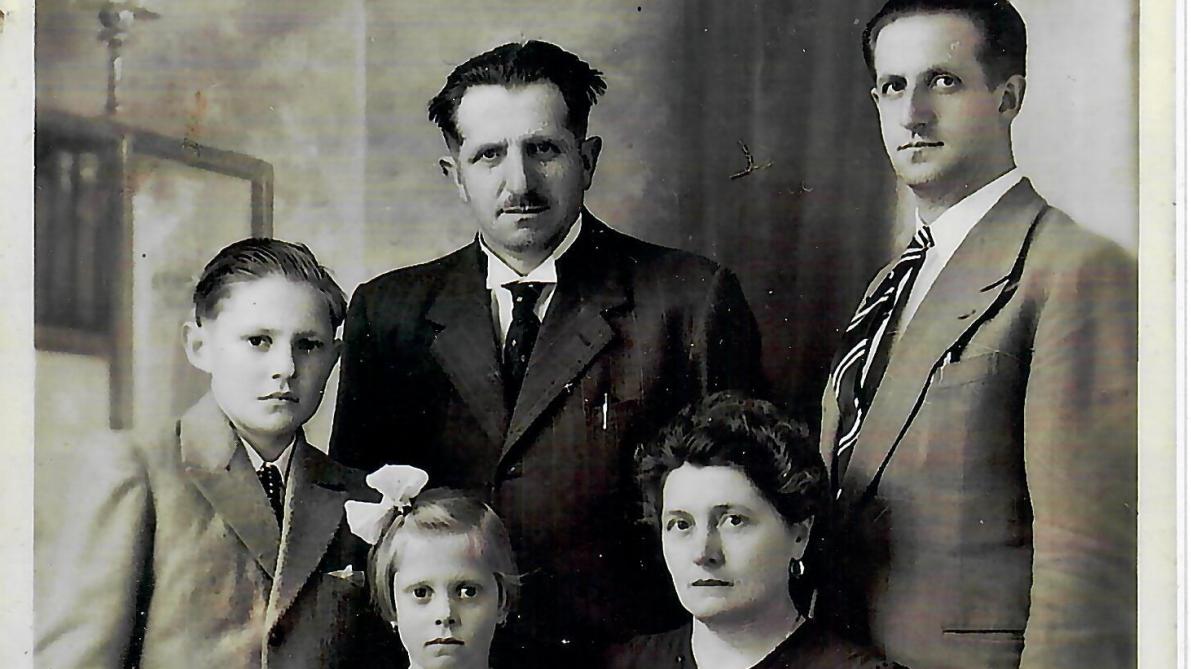 De foto dateert uit 1943. V.l.n.r.: Albert, zijn jongere zus Raymonde, Adolphe Poulin, Alberts vader, Constance Claes, Alberts moeder en Albert Moulin, Alberts oom en peetvader.