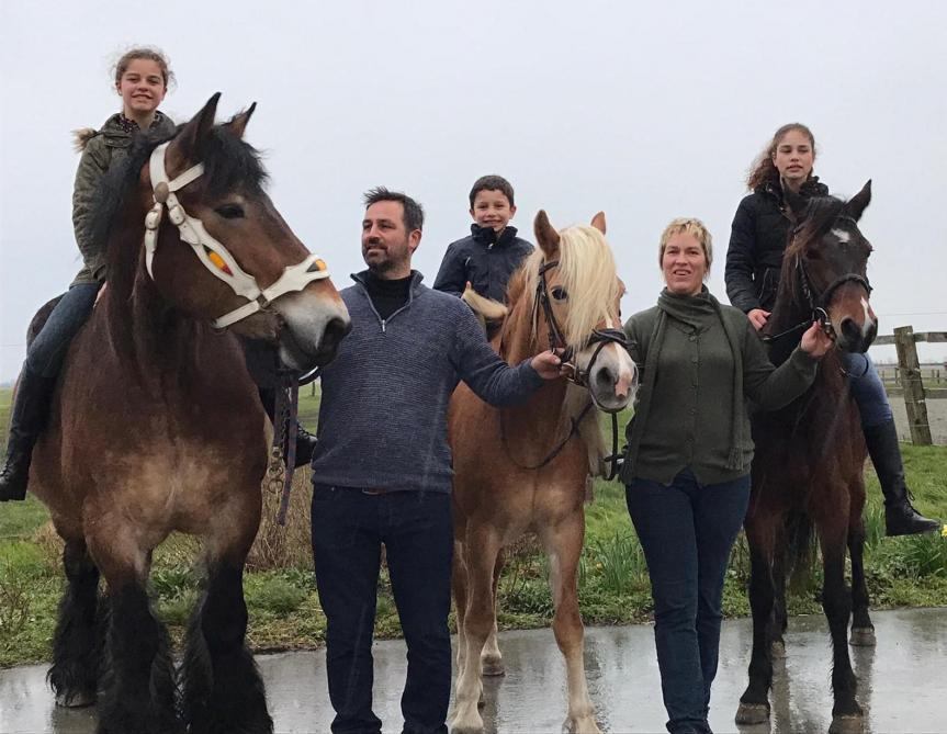 Familie De Boeck–Van Landschoot Danny en Heidy met hun 3 kinderen Sterre, Stinne en Sten en hun 3 paardenrassen (Belgisch Trekpaard, Haflinger en Connemara)
