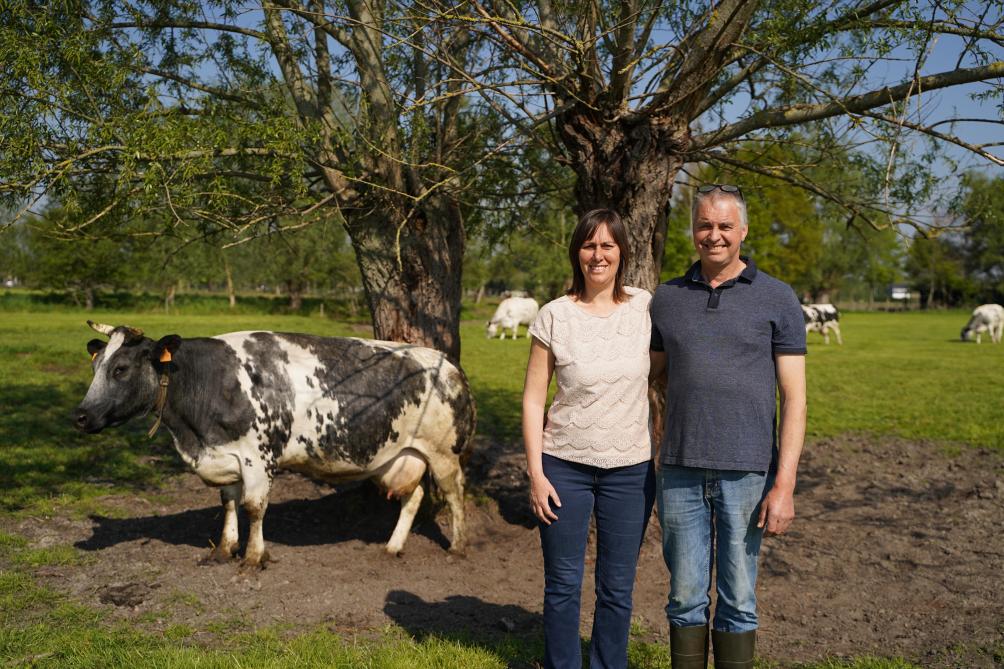 Johan en Isabel schakelden zo’n 20 jaar geleden om naar dubbeldoelkoeien en konden daardoor ook omschakelen naar een biologisch melkveebedrijf.