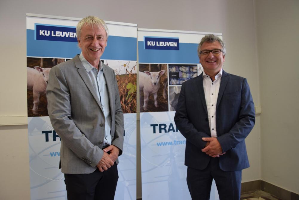 Gerard Govers, vicerector van de Groep Wetenschap & Technologie aan de KU Leuven (links) en Wouter Merckx, directeur van het centrum zijn trots op TRANSfarm.