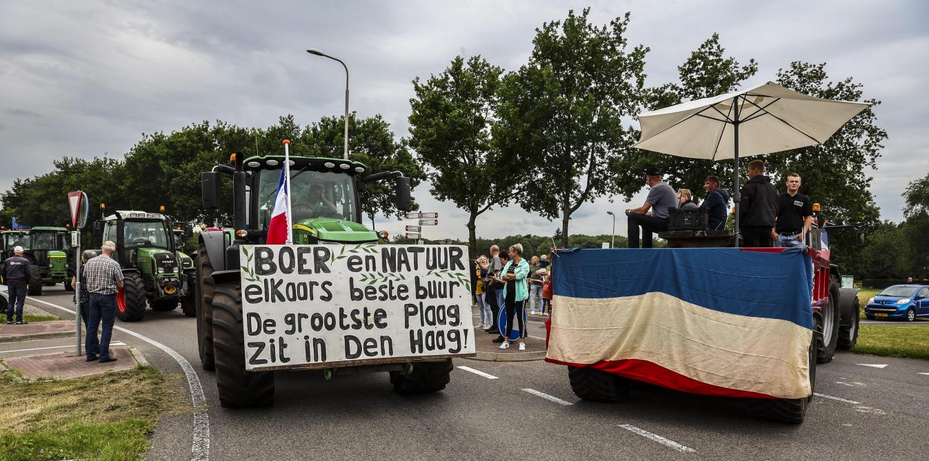 In Nederland houden de boerenprotesten aan tegen de stikstofplannen van de regering.