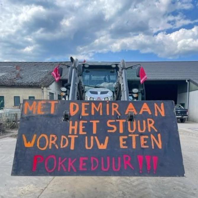 In Vlaanderen wordt opgeroepen om een rode boerenzakdoek of zwarte vlag uit te hangen en tractoren met slogans te plaatsen op zichtbare plaatsen, zoals hier langs de N19g in Geel.