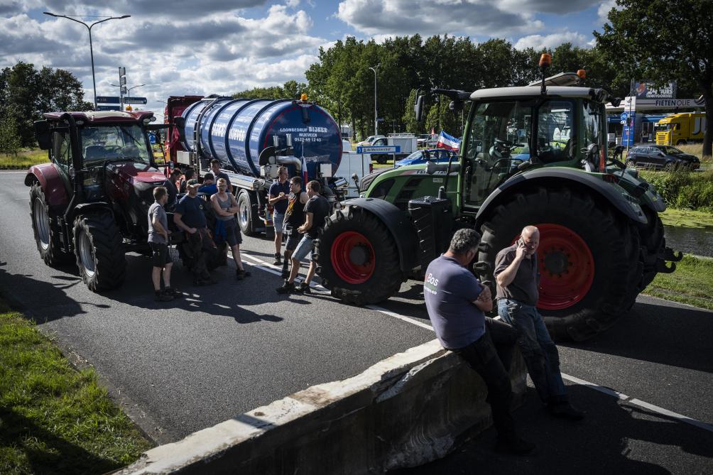 Het boerenprotest tegen de stikstofmaatregelen in Nederland verloopt een stuk grimmiger dan in Vlaanderen.