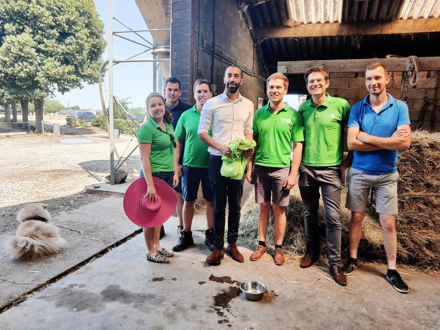 Mahdi wou horen wat de jonge boeren te vertellen hebben en ging op bezoek bij ondervoorzitter van Groene Kring Maarten Moermans in Dilsen-Stokkem.