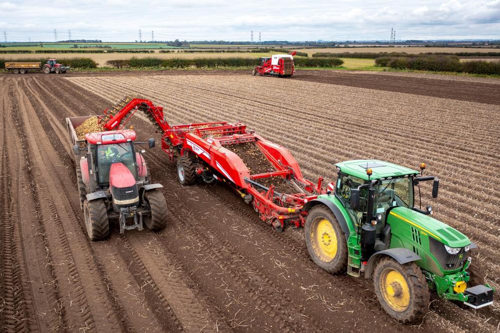 Dankzij Select 200 volgt de rooier automatisch de tractor.