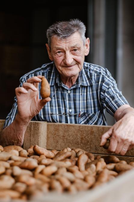 Pierre Edmond, een van de weinige telers, bewerkt 40 ha voor de aardappelteelt,  waarvan 6 ha voor Plate de Florenville.
