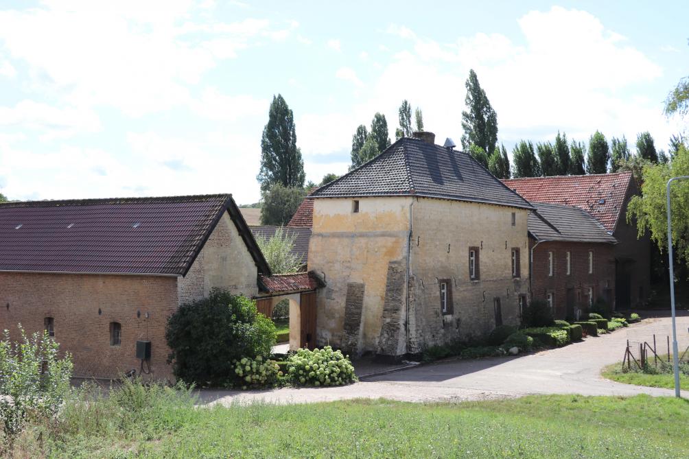 Als je met de auto komt aanrijden, is de grote historische vierkantshoeve van de familie Backbier werkelijk een plaatje in het Zuid-Limburgse heuvellandschap.