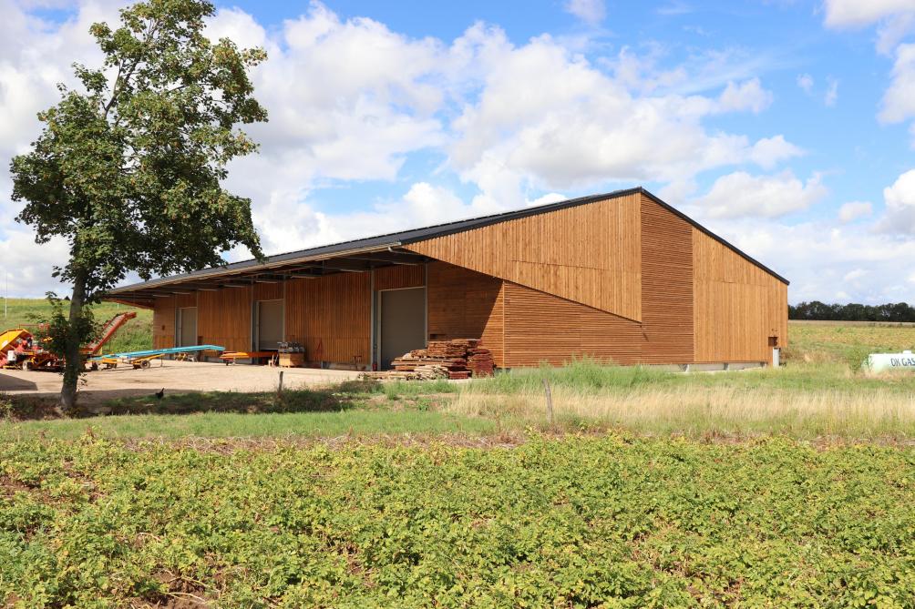 Architectenbureau Beckers tekende de bijzondere bewaarhangar met veel hout, om deze een natuurlijke uitstraling en een goede landschappelijke inpassing te geven.