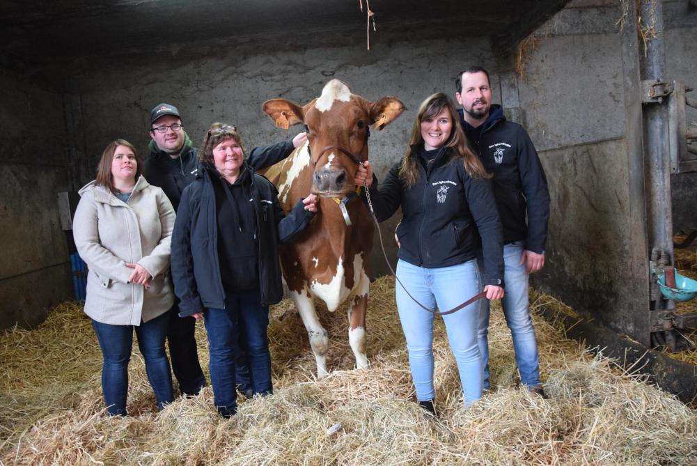 V.l.n.r. Pieter en zijn vriendin Hanne, Regina, Mieke en haar toekomstige Frederik rondom hun favoriete koe Annelies.