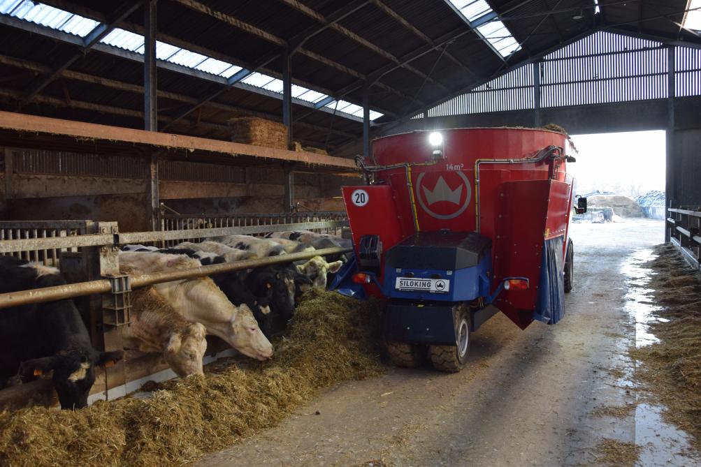 De voermengwagen heeft geen verdeelband voor het voeder en heeft sturing  op het centraal geplaatste achterwiel.