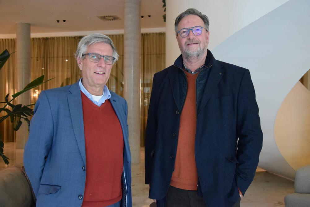 Jan Sallevelt en Johan Goessens (rechts) van Topigs Norsvin zijn het erover eens:  Het Noorse Landras en de Topigs Large White was een ideale match.