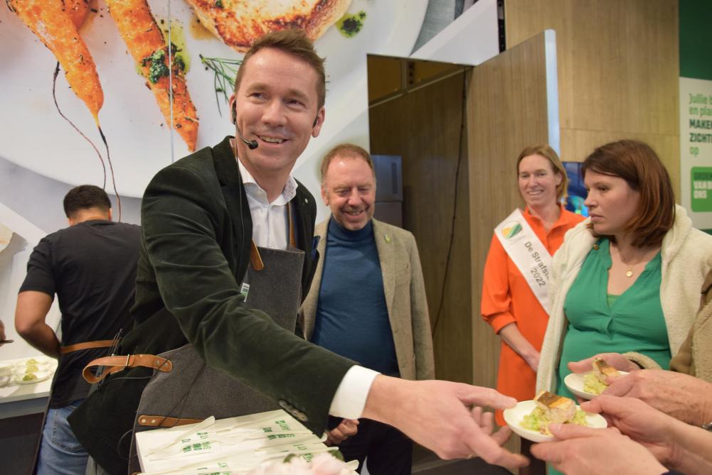 Minister van Landbouw assisteerde op de stand van VLAM bij een kooksessie met rode poon.