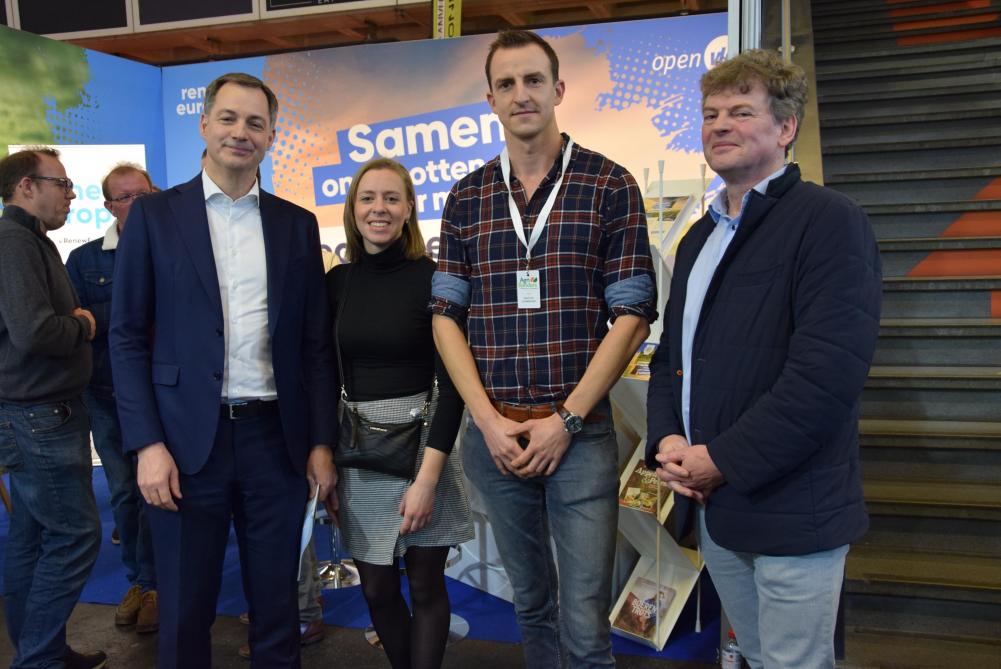 Premier Decroo bracht - samen met Vlaams parlementslid Bart Van Hulle (rechts) - ook een bezoekje aan de stand van Open VLD.