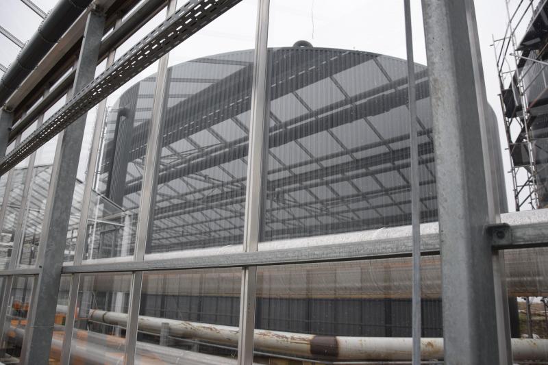 Het komkommerbedrijf beschikt over drie buffertanks voor warm water, zoals deze met een inhoud van 3,5 miljoen liter.