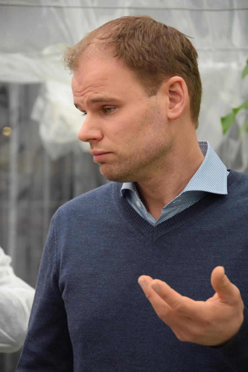 Ik betaal injectiekosten om mijn stroom op het net te brengen, mijn buur distributiekosten om ze er weer af te halen , stelt Nico.