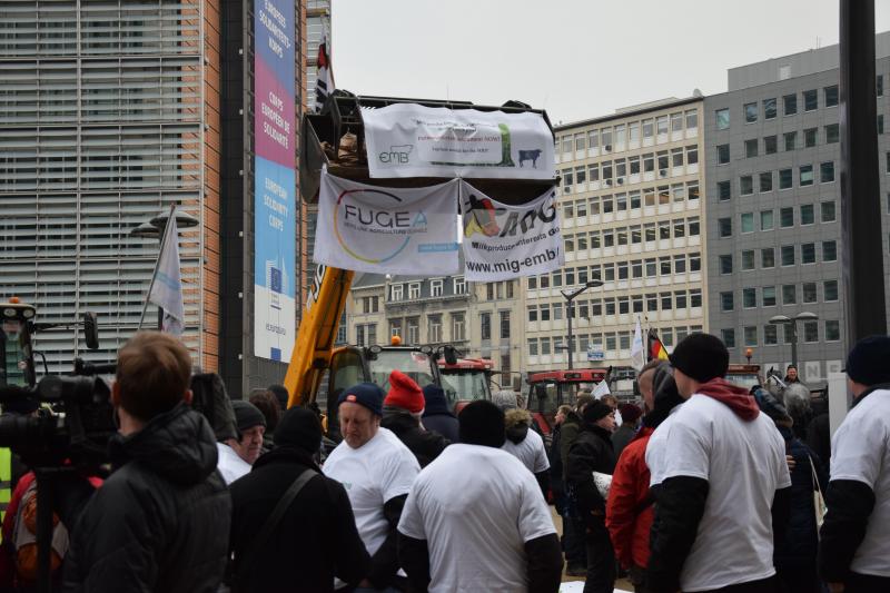 De demonstranten lieten vanuit een verreiker melkpoeder regenen op een kaart van Europa en Afrika.