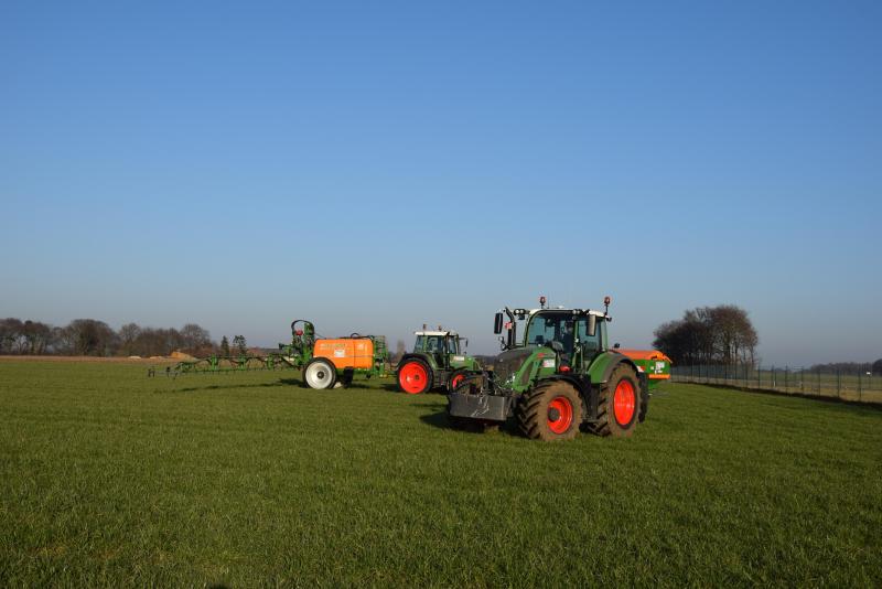 Met de moderne GPS-systemen is het vlot mogelijk om secties af te schakelen bij het spuiten, strooien, zaaien. Hiernaast ziet de loonwerker vooral een tijdsbesparing en verhoging van de arbeidsefficiëntie en chauffeurscomfort.