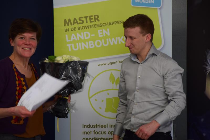 RTC Oost-Vlaanderen leverde voor dit project 3.000 EUR. Projectcoördinator Isabelle Herteleer ontvangt bloemen van Fedagrim.