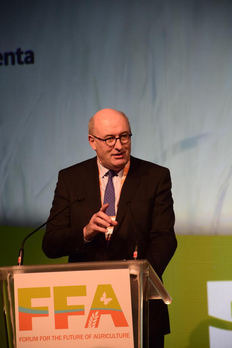 “Het GLB zorgt voor jobs, economische ontwikkeling en groei op het platteland”, betoogt Phil Hogan.