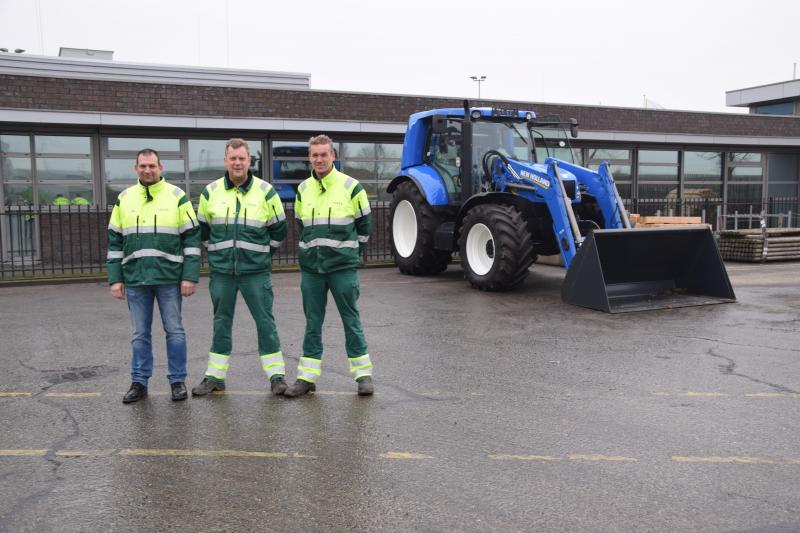Alexander Dammers en testchauffeurs Gerrit-Jan Scholten en Alwin Grootenhuis van Rova bij de methaantractor.
