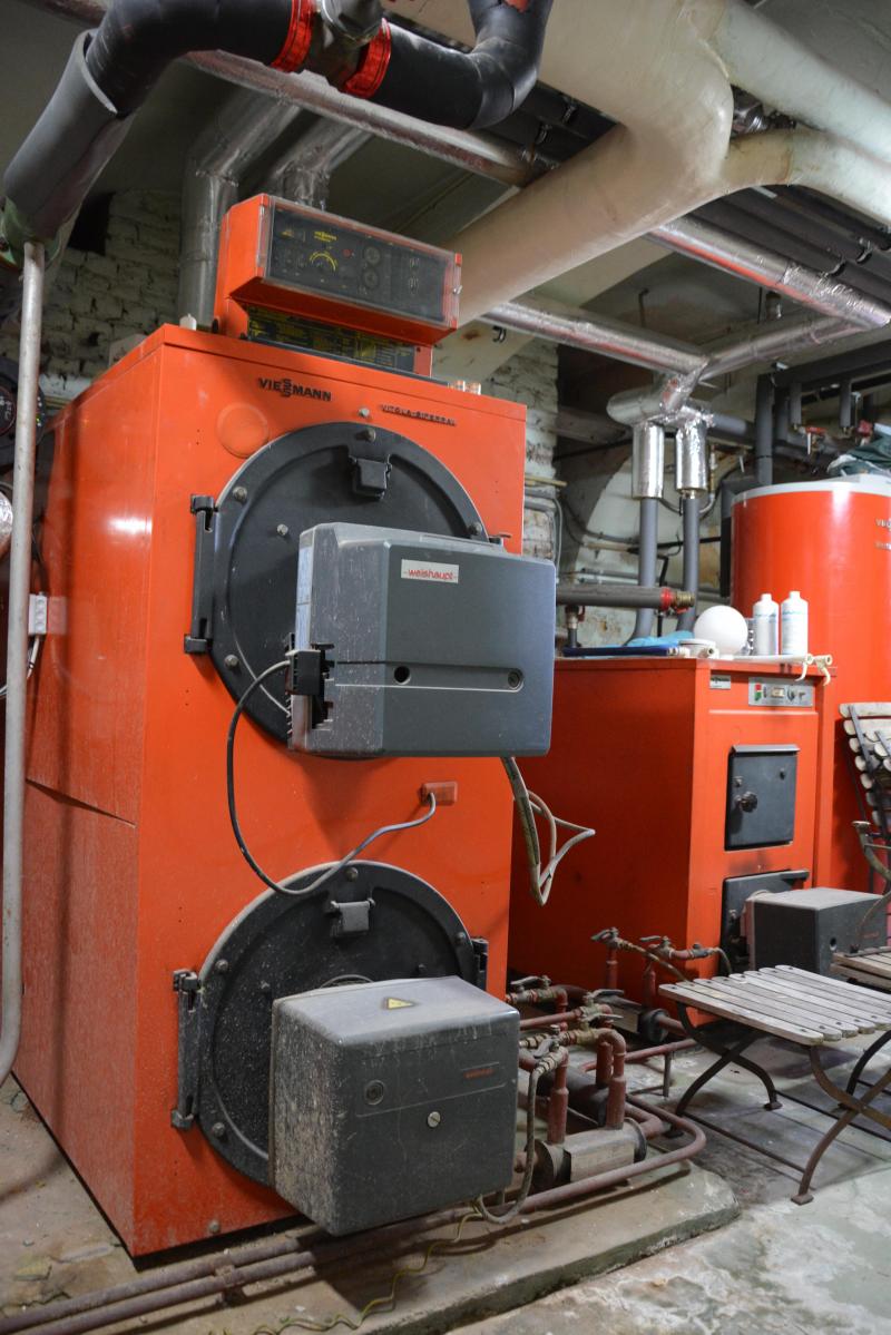 De oude mazoutketels (boven) blijven functioneel en kunnen gebruikt worden als aanvulling op de ketels op biomassa (onder) bij een strenge winter.