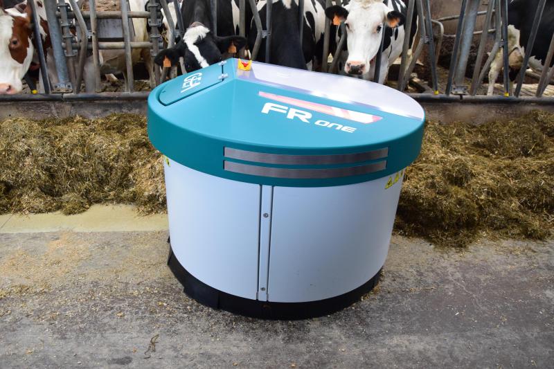 De FR One van GEA weet exact waar hij zich bevindt dankzij 60 plugs, in te boren in de stalvloer.