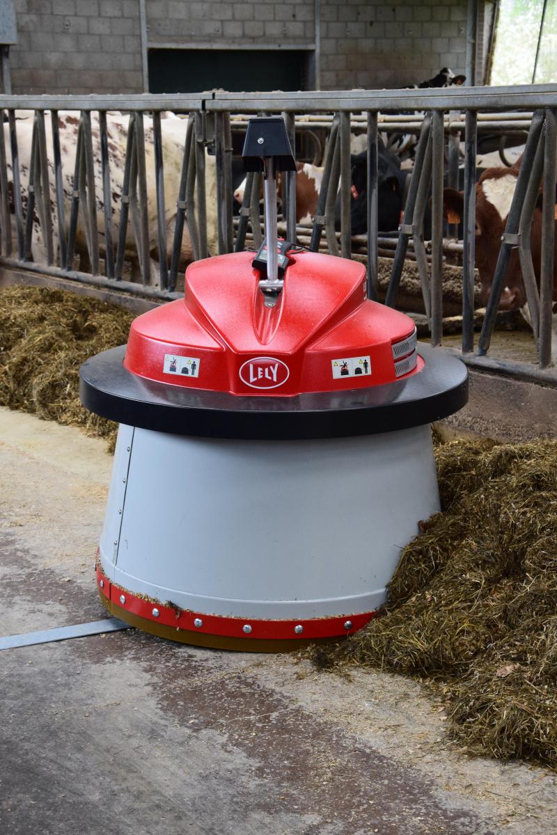 De Junos van Lely schat de afstand tot het voederhek in, en schuift het voer dynamisch aan.